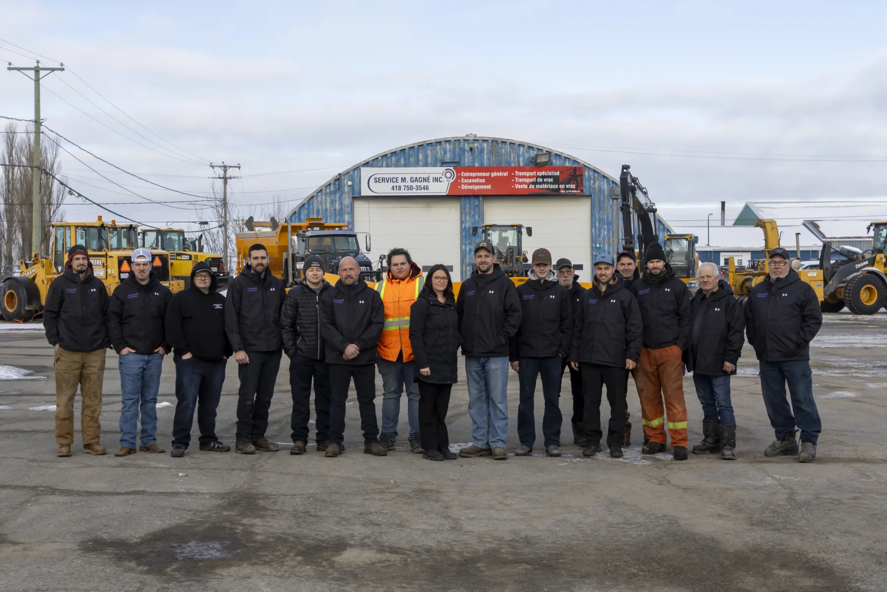 L’équipe de Service M. Gagné Inc. devant le garage et l’équipement de l’entreprise