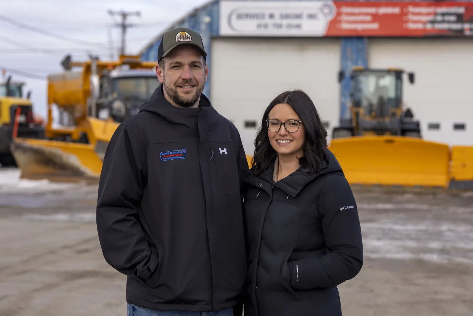 Mathieu Gagné et sa conjointe devant le garage de Service M. Gagné Inc.