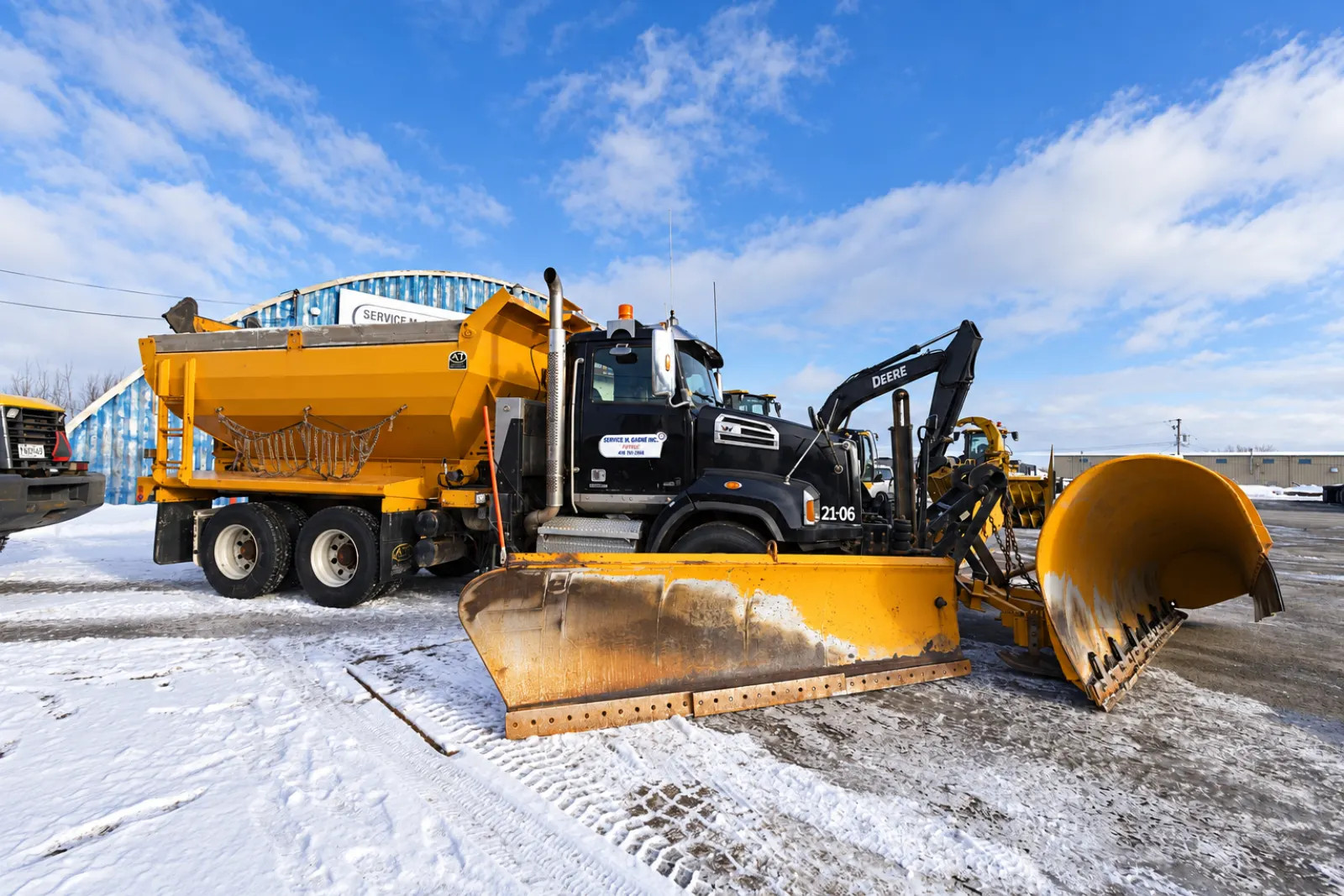 Camion de déneigement et chargeuse