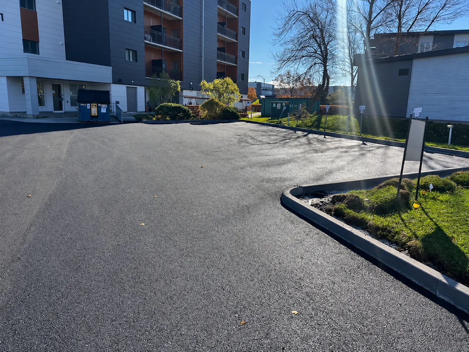 Stationnement asphalté avec bordures neuves